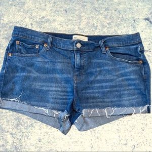GAP 3” Distressed w/Raw Cuff Denim Shorts